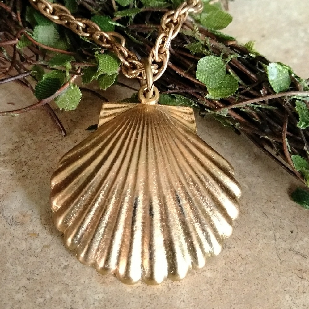 3/$30 VNTG SEASHELL 24" gold-tone chain necklace
